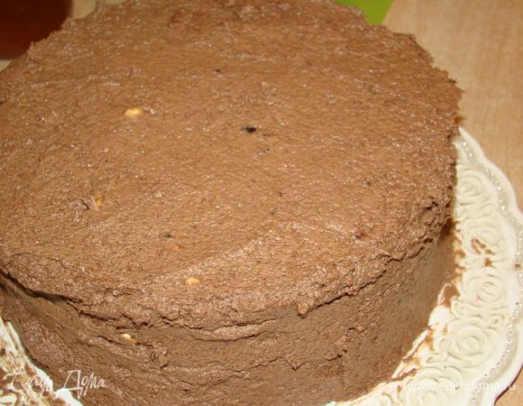 Верх и бока торта обмазать кремом, оставить на 3-4 часа в холоде.