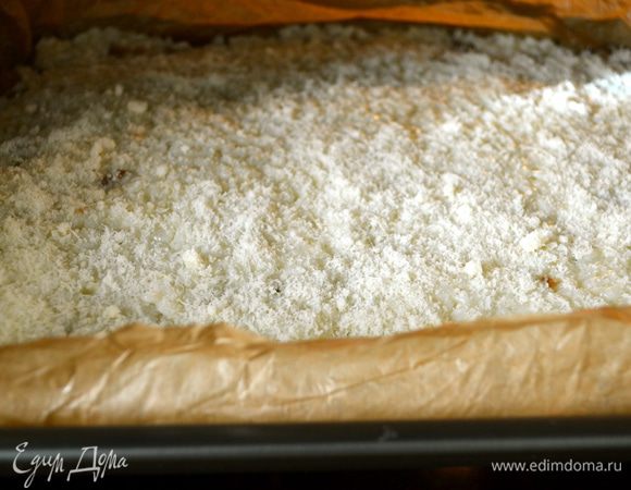 Сверху опять рисовый слой. Присыпать поверхность оставшимся тертым сыром. И поставить в разогретую до 200 С духовку запекаться приблизительно на 30 минут.  