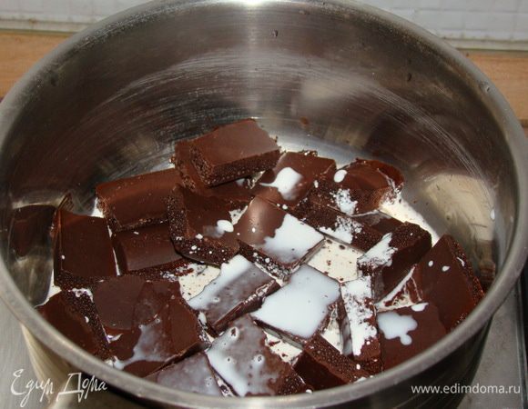 Сделать ганаш из сливок и шоколада. 