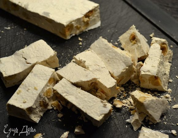 Так выглядит традиционное итальянское рождественское лакомство c орехами, пастила - Torrone. За два часа до начала приготовления десерта убрать пастилу в морозилку. Затем достать и нарезать ее кусочками.  