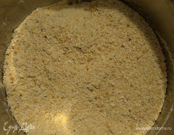 Измельчить в крошку с помощью миксера.