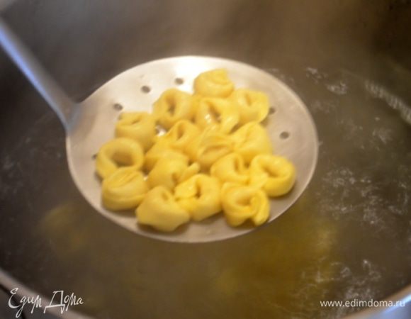 В большой кастрюле вскипятить воду с солью и отварить тортеллини. Варим столько по времени, сколько указано на упаковке