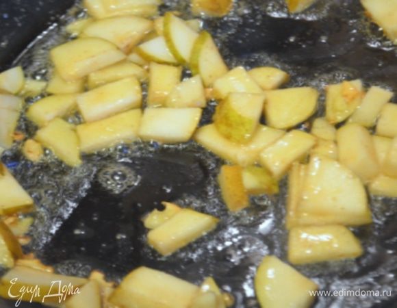 К чесноку добавляем крупную грушу (конференция у меня) нарезанную на кубики. Тушим 5-8 минут...
