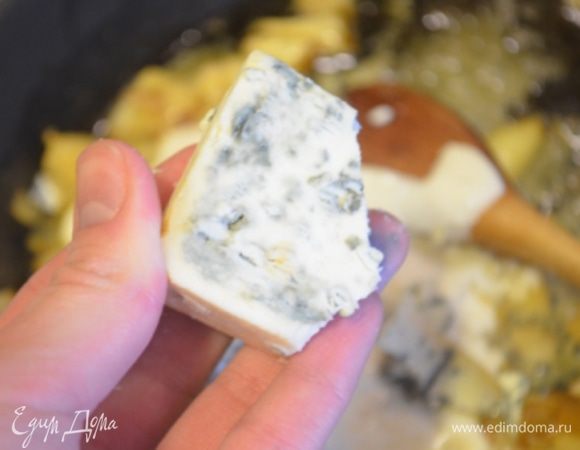 Как только груша станет мягкой и золотистой добавить сыр дор-блю и сметану, перемешать и томить пока соус не станет однородным и гладким....