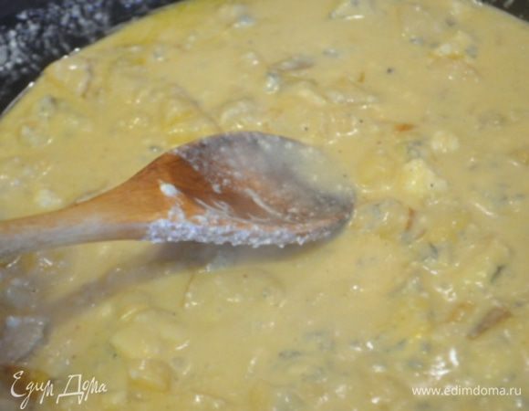 В соус влить примерно 150 мл горячей воды из под пасты и перемешать. 