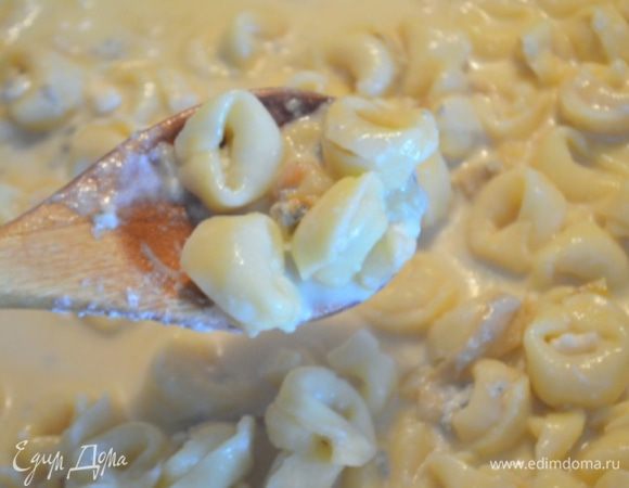 В соус выкладываем пасту, перемешиваем, посыпаем рубленой петрушкой и сразу подаем на стол. 