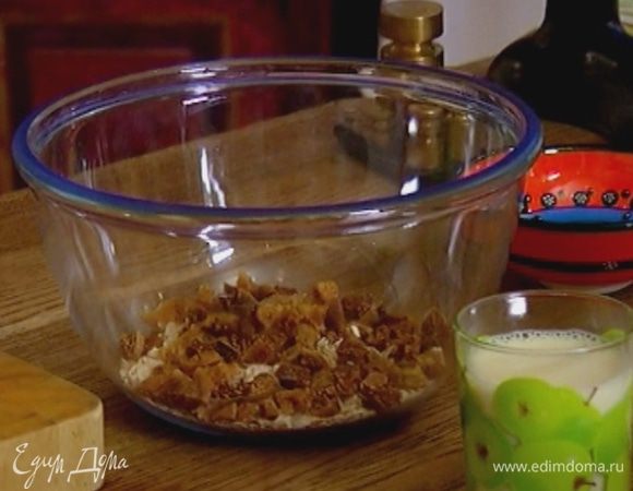 Соединить инжир с хлопьями, влить 125 мл кипятка и дать постоять.