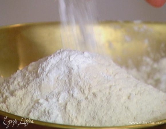 Муку перемешать с разрыхлителем и солью.