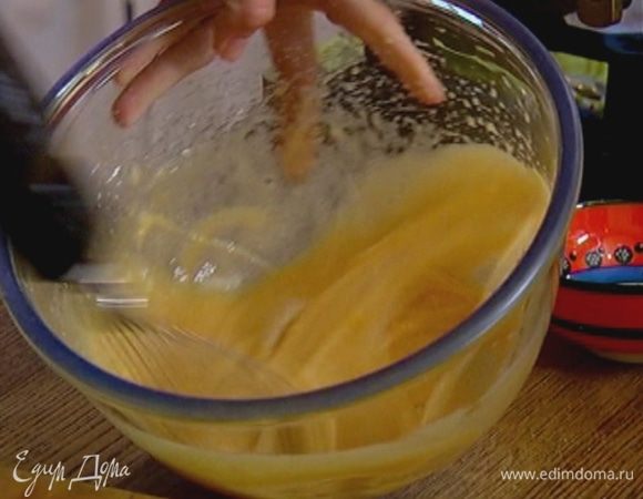 Сахар вместе с яйцами взбить миксером в светлую, пышную массу.