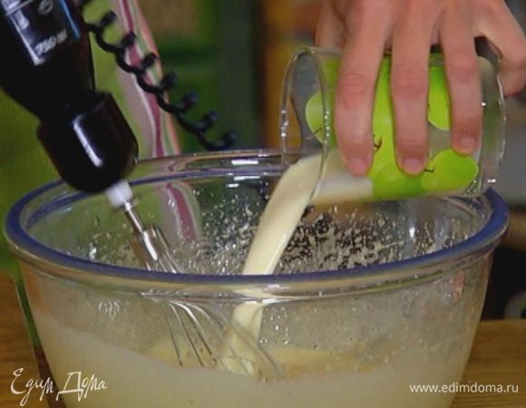 Влить соевое молоко и взбивать еще несколько секунд.