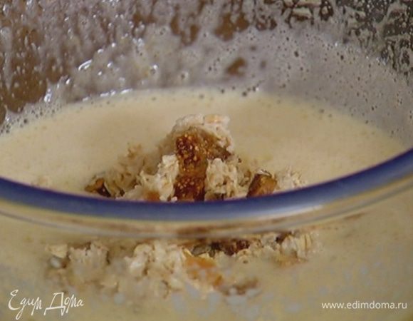 Добавить 6 ст. ложек оливкового масла, ванильный экстракт и набухшую овсянку с инжиром, все перемешать.