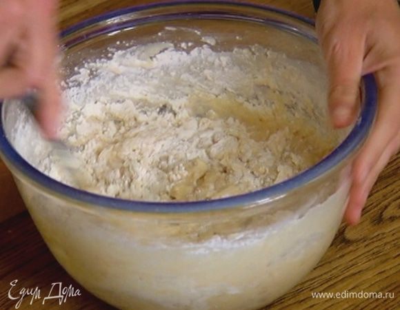 Всыпать муку с разрыхлителем и вымешать тесто.