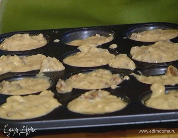 Формы для выпечки смазать оставшимся оливковым маслом и разложить в них тесто.