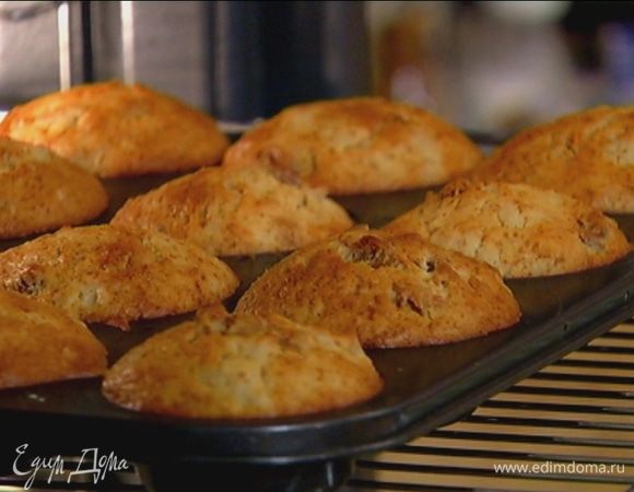 Выпекать маффины в разогретой духовке 20 минут.