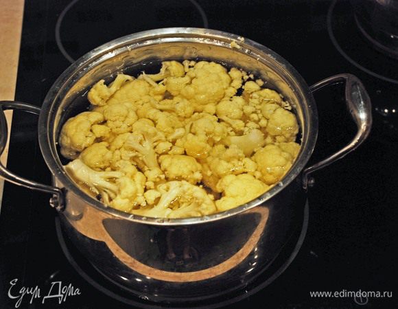 В кастрюлю налить воды, опустить соцветия, когда вода закипит убавить огонь до ниже среднего, накрыть крышкой, варить 15 минут.