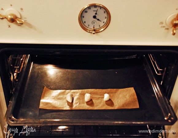 Чеснок почистить. Запекать 10 минут при 180 градусах.