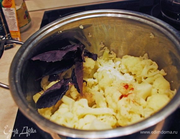 Из кастрюли слить воду. Добавить базилик, чеснок, кефир. Добавить соль, чили перец, белый перец по вкусу. Пюрировать все блендером.