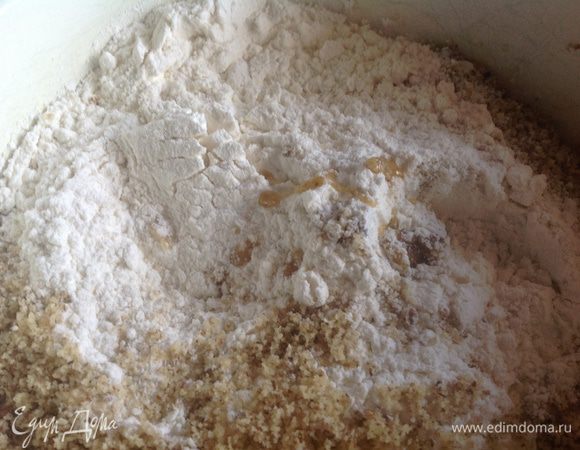 Яйца растереть с коричневым сахаром. Добавить муку, соль, разрыхлитель, помешать. Грецкие орехи измельчить, добавить в тесто. Растопить 200 г сливочного масла и 100 г горького шоколада, медленно добавить в тесто и размешать до однородности. 
