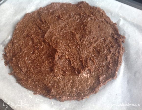 Противень застелить бумагой, нарисовать тарелкой окружность, смазать сливочным маслом, выложить 1/3 теста. Выпекать при температуре 180 градусах 25-30 минут. Получится 3 коржа.
