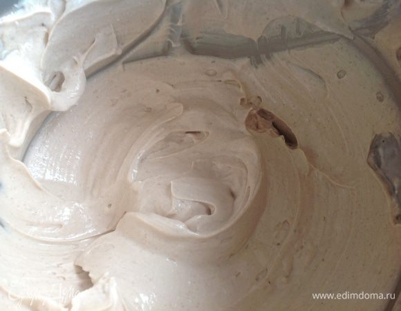 Приготовить крем: взбить в блендере сахар, творог и сливки. На еще теплые коржи выложить крем. Поставить на 30 минут в прохладное место. 