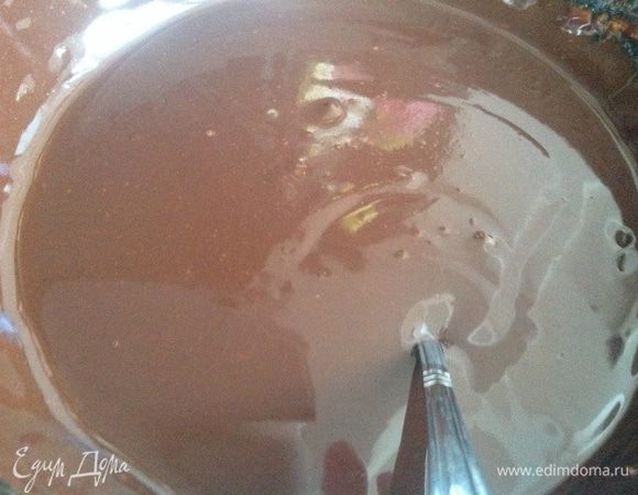 Растопить 50 г сливочного масло, плитку молочного и плитку горького шоколада. 