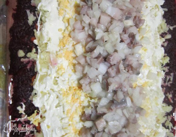 На свеклу выложить слоями морковь, картофель, яйца. Каждый слой нужно немного уплотнить, смазать майонезом (солить или нет – это на ваш вкус, я не солю). И каждый слой должен быть немного уже предыдущего.  В центр полоской-горочкой выложить селедку с луком. 