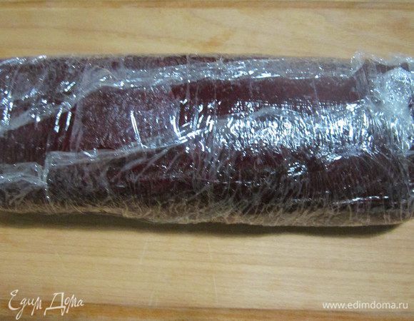 Аккуратно завернуть всё в рулет, прижимая хорошо края. Рулет в пленке поставить в холодильник на 2 – 3 часа (лучше на ночь). 