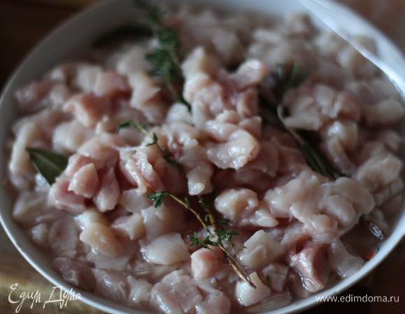 Сначала подготовим мясо. Нарежем его маленькими кусочками, примерно по 0,5 см стороной. Добавим туда вино и коньяк,посолим. Добавим лавровый лист и травы, накроем пищевой пленкой и уберем в холодильник на ночь.