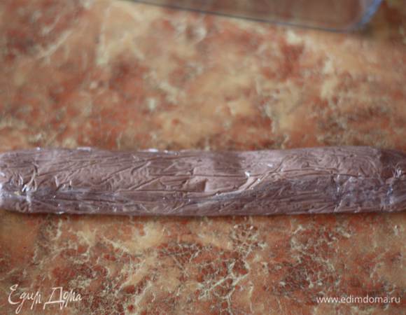 Паштет раскатаем колбаской и завернем в пищевую пленку. Уберем на ночь или на пару часов в холодильник.