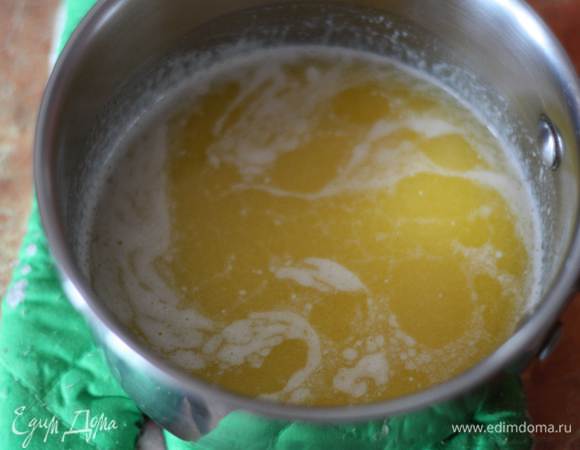 Делаем тесто. Ему желательно полежать минимум три часа в холодильнике. Можно даже его сделать на ночь, тогда удобно будет утром все достать и сразу ставить в духовку. Для этого растапливаем сливочное масло на медленном огне.