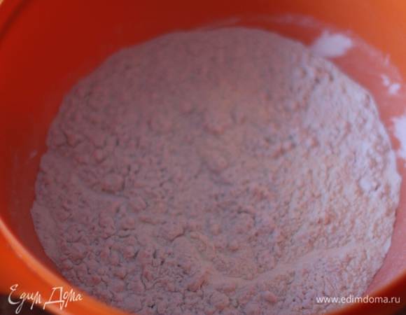 Муку, крахмал и соль смешиваем.