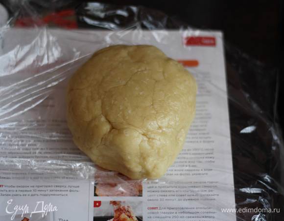 В остывшее масло добавляем яйцо,воду и уксус. Добавляем мучную смесь и замешиваем тесто. Оно должно стать упругим и плотным. Заворачиваем в пленку и убираем в холодильник.