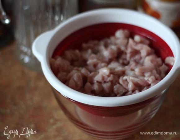 Маринад образовавшийся в мясе сливаем.