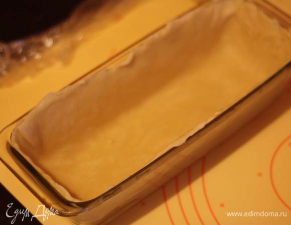 Приступаем к пирогу. Раскатываем тесто на присыпанной мукой поверхности, большую часть раскатываем под размеры формы. Из меньшей части раскатываем и вырезаем "крышку" для пирога.
 В форму укладываем тесто. У меня форма 40*10 см. Внимание!! Тесто должно быть без просветов и дырочек, иначе мясной сок вытечет и все испортит. 