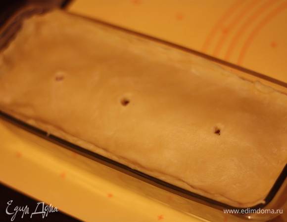 Накрываем крышкой из теста и тщательно защипываем края, прям очень тщательно. 