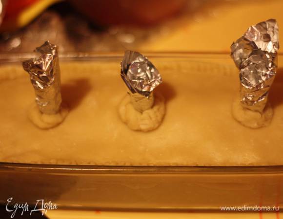 Делаем в тесте 3 отверстия, вставляем туда воронки из фольги,дырочки должны быть не маленькие, у меня они диаметром с карандаш.
 Ставим в разогретую до 180 градусов духовку на 1 ч и 20 минут. Периодически посматриваете,чтобы крышка на подгорала и чтобы не было разрывов. Если уж они образуются, то сливайте сок.