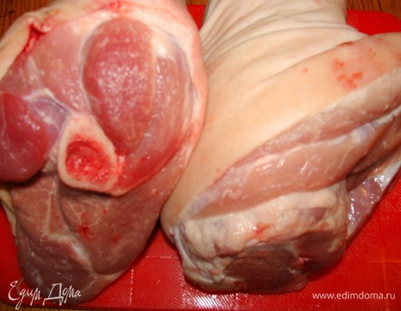 Подготовить рульки, уложить в кастрюлю.