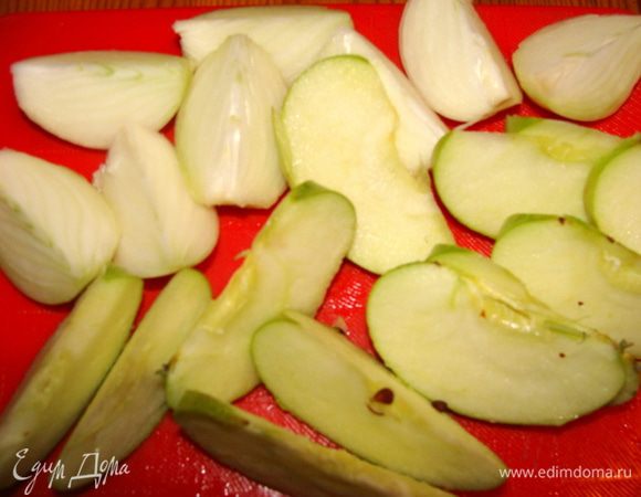 Яблоко и лук для маринада порезать дольками, поместить к рулькам.