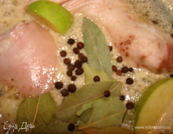 Залить темным пивом, посолить, добавить лавровый лист и перец. Поставить в холод на двое суток. После чего вынуть яблоки и лук, поставить варить на 6 часов.