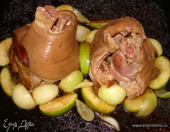 Выложить на противень, залить светлым пивом. Рядом разместить лук и яблоки из маринада. Запекать 30 минут при 180*