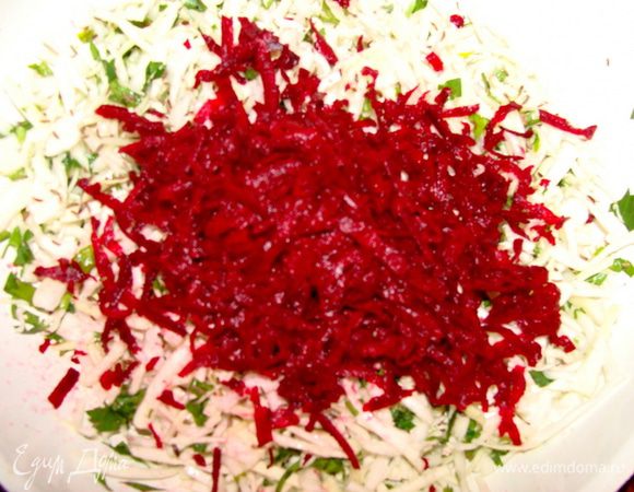 Свеклу натереть на терке и обжарить вместе с капустой до готовности.