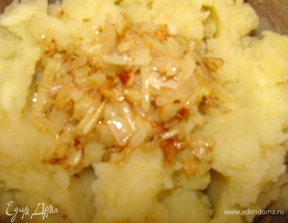 Гарнир 2: Картофель отварить, сделать пюре. 1/2 зеленого яблока очистить от кожуры, потереть на мелкой терке, смешать с пюре. Лук и чеснок обжарить, можно вместе с беконом, но я посчитала это лишним, и добавить в пюре. Перемешать.