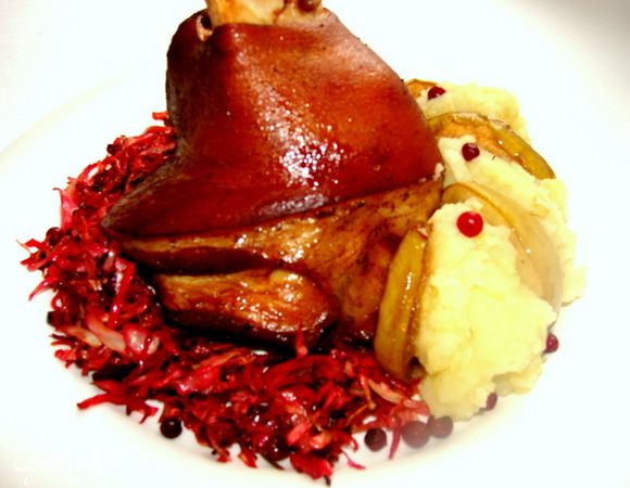 Рулька получается нежнейшая!