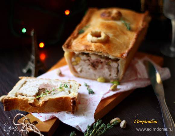 Достаем из духовки, остужаем. Желатин разводим в горячей воде или бульоне, хорошенько перемешиваем, даем остыть до 40 градусов. заливаем в воронки и ставим в холодильник. За 5-6 часов пирог дойдет до нужной кондиции. Приятного аппетита!!!!