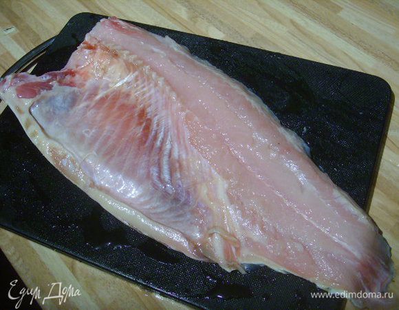 Рыбу разделать на филе. Посолить, поперчить.
