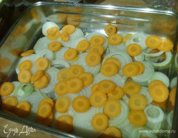 Лук, морковь, картошку очистить и нарезать тонкими кольцами. В форму для запекания сложить пластами лук, морковку и 