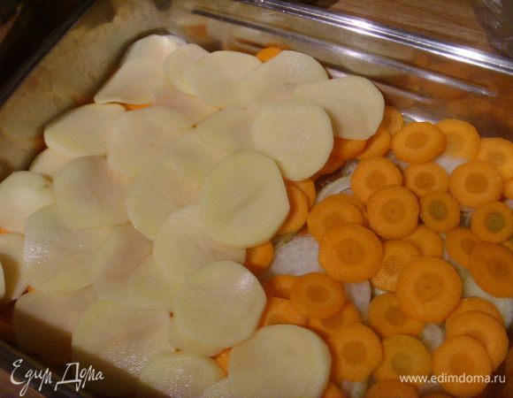 картошечку, чем тоньше нарезка, тем быстрее готовится блюдо. Посолить, поперчить. Можно приправить сухими травками по вашему вкусу.