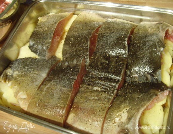 На овощи порционно разложить кусочки рыбы,