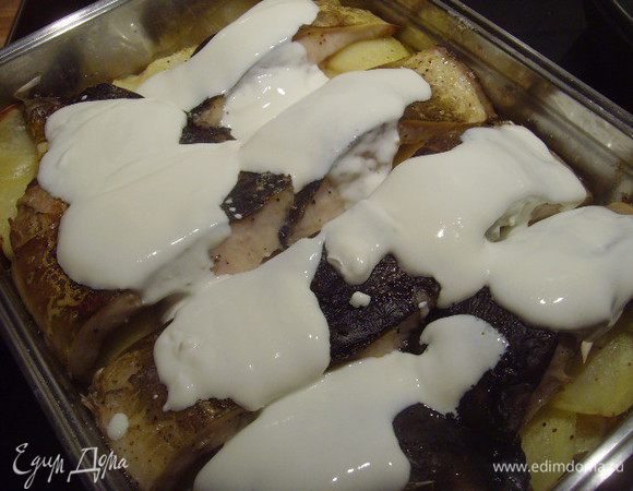 Сметану присолить, при желании можно разбавить майонезом и добавить зелень. Рыбу залить смет. соусом и запекать до готовности картофеля. 