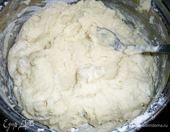 Смешать сметану (1,5ст.) и сахар, добавить соду и муку. Получаем густое тесто.